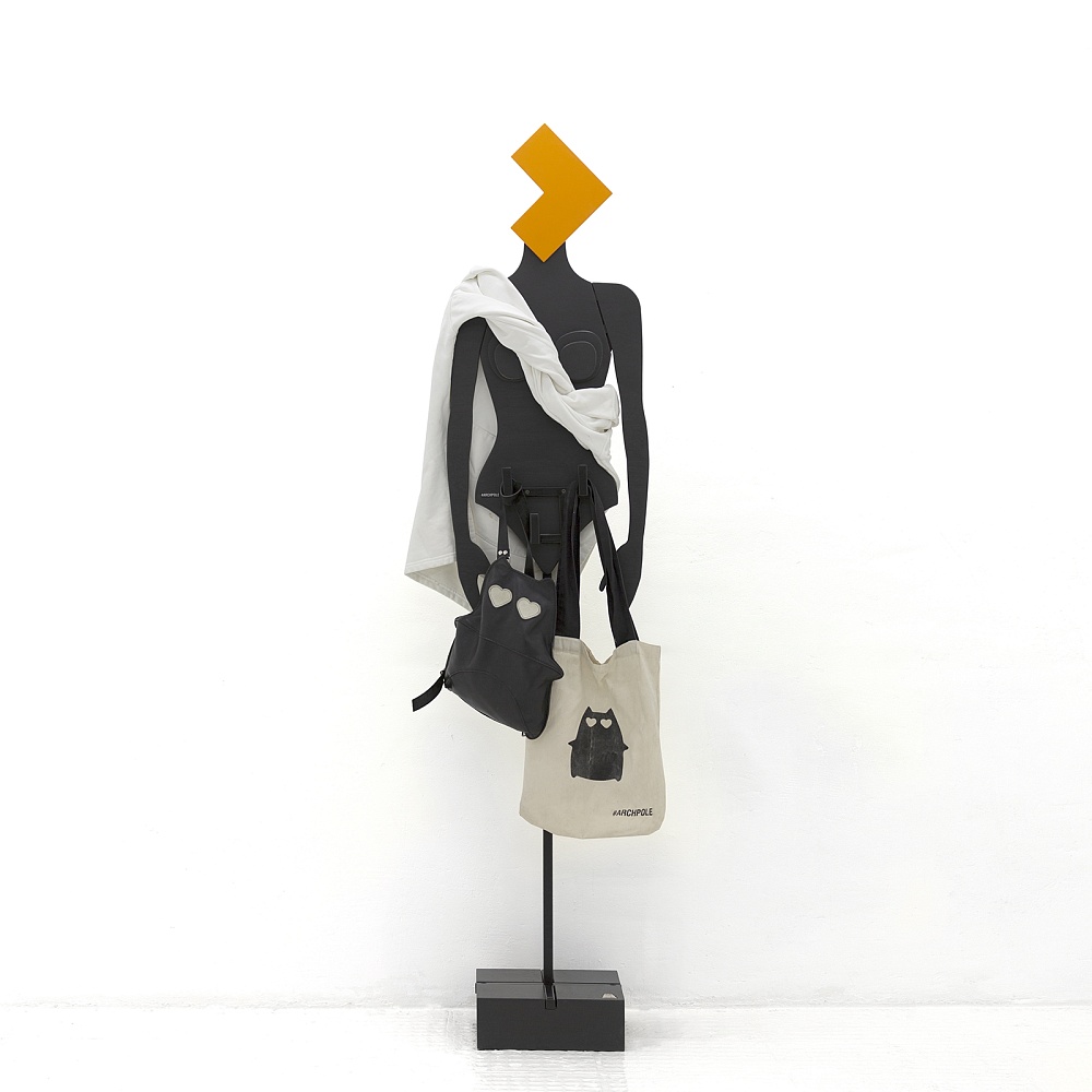 20241017 mannequin V 0050 square 1600.jpg